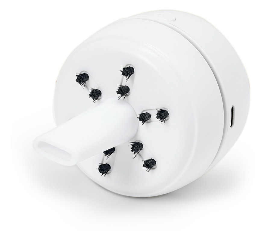 Biały okrągły odkurzacz z nasadką i szczotkami.
