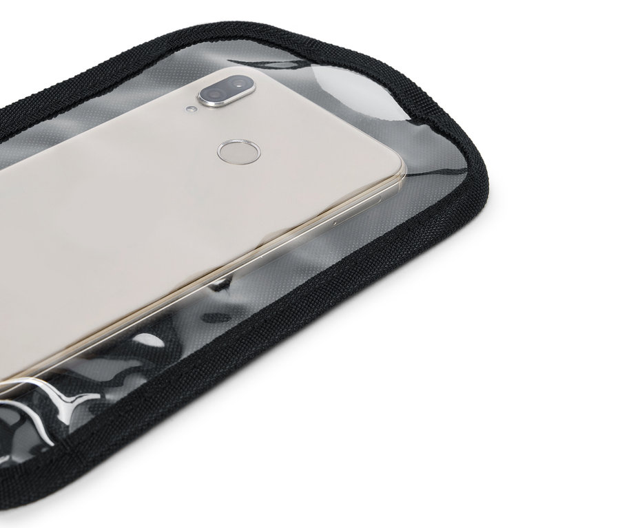 Złoty smartfon w przezroczystym etui z czarną obwódką.