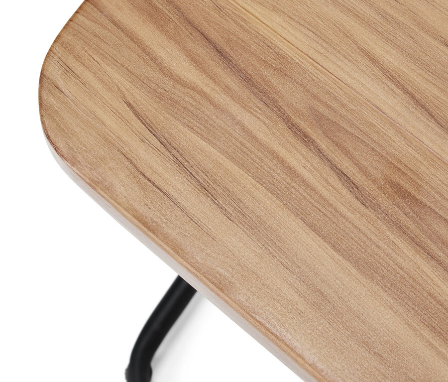 Zbliżenie na aluminiowy stolik.