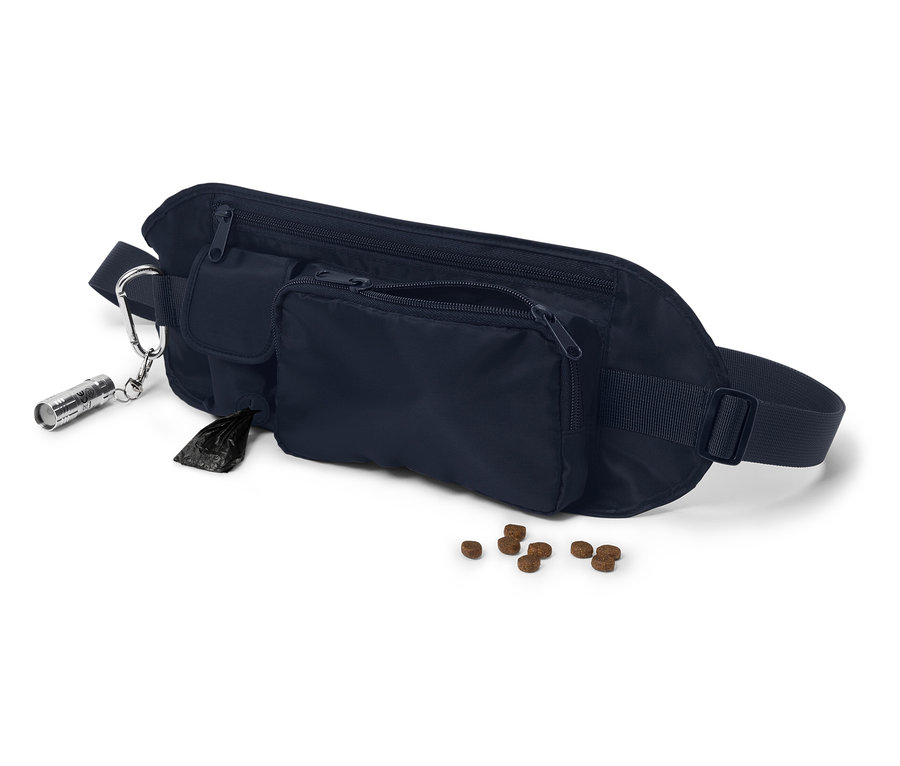 Granatowa saszetka biodrowa z kilkoma kieszeniami, woreczkiem na odchody, latarką i karmą dla psów na białym tle.