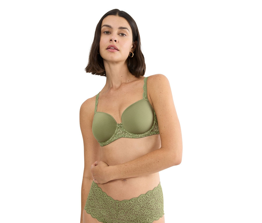 Kobieta ma na sobie oliwkowy biustonosz z koronkowym wykończeniem i pasującą bieliznę.