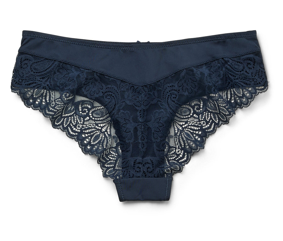 Granatowe damskie figi z koronkowym wykończeniem leżą na białym tle.