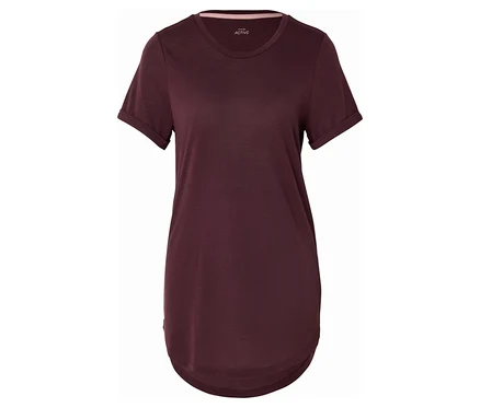 Na białym tle leży bordowy T-shirt z krótkim rękawem i zaokrąglonym dołem.
