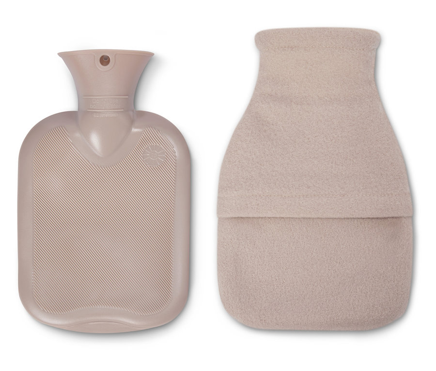 Beżowy korpus termoforu leży obok beżowego termoforu z pokrowcem.