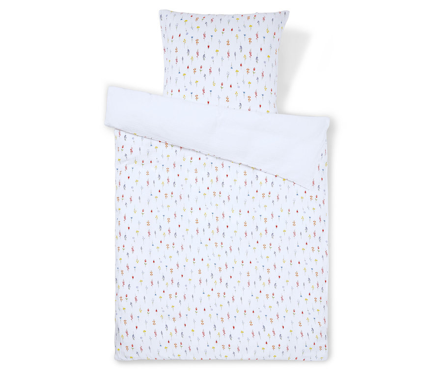 Zestaw pościeli w kwiatowy wzór, składający się z poszewki na poduszkę i kołdrę.