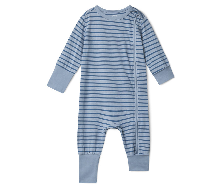Niebieski kombinezon do spania dla niemowląt w paski z zamkiem błyskawicznym na białym tle.