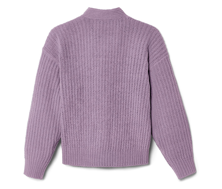 Zdjęcie z bliska fioletowego swetra z golfem.