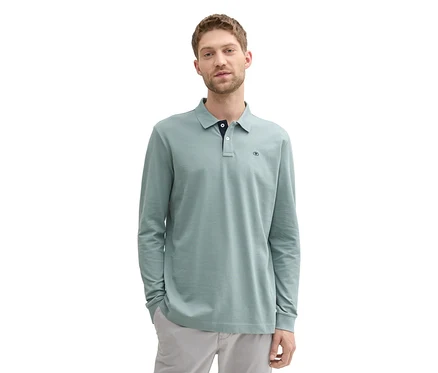 Mężczyzna w koszulce polo z długim rękawem Tom Tailor z dzianiny pique, Grey Mint i szarych spodniach na białym tle.