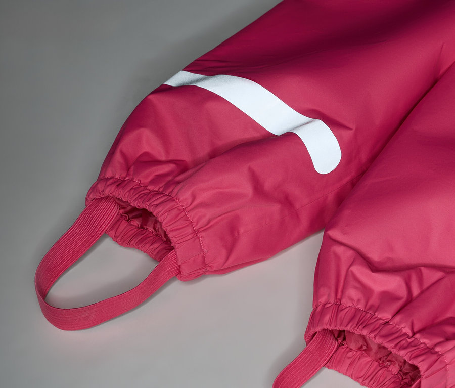 Zbliżenie na różowe spodnie z białym paskiem i gumkami.