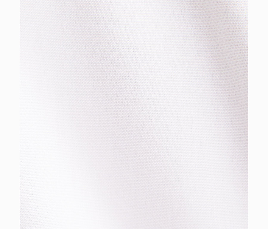 Zbliżenie na białą teksturę materiału bluzki Seidensticker Slim Fit non iron.