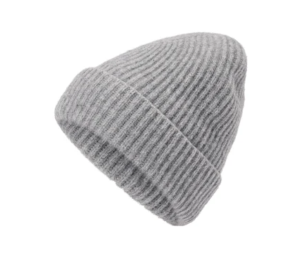Jasnoszara dzianinowa czapka beanie z prążkowaną fakturą i wywiniętym brzegiem.
