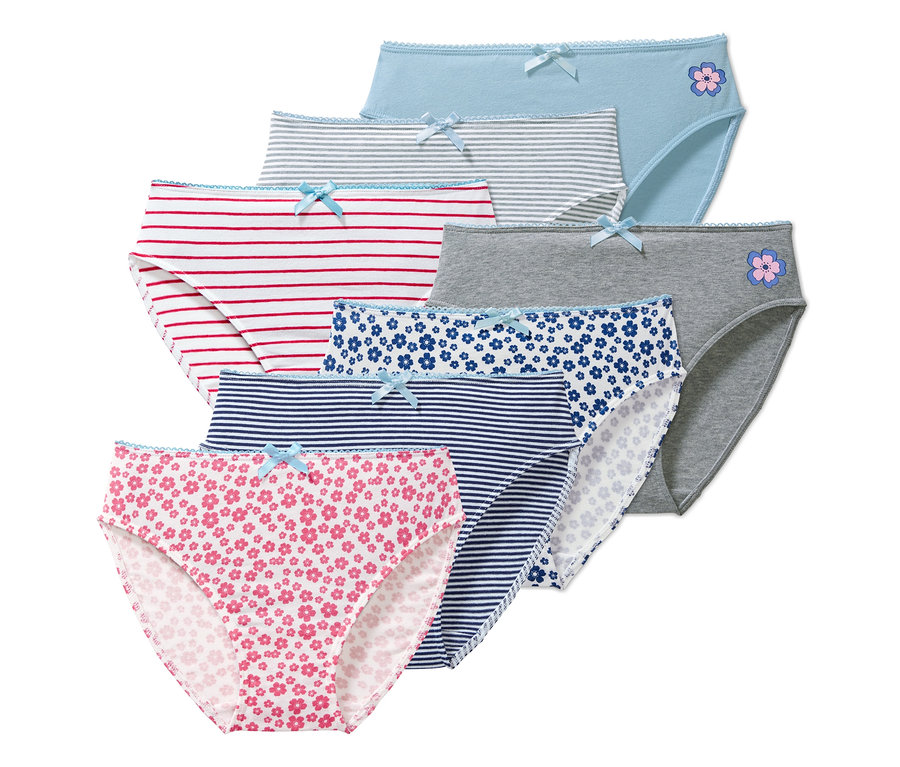 Siedem par fig dziewczęcych w różnych kolorach i wzorach, w tym kwiatowe i paski.