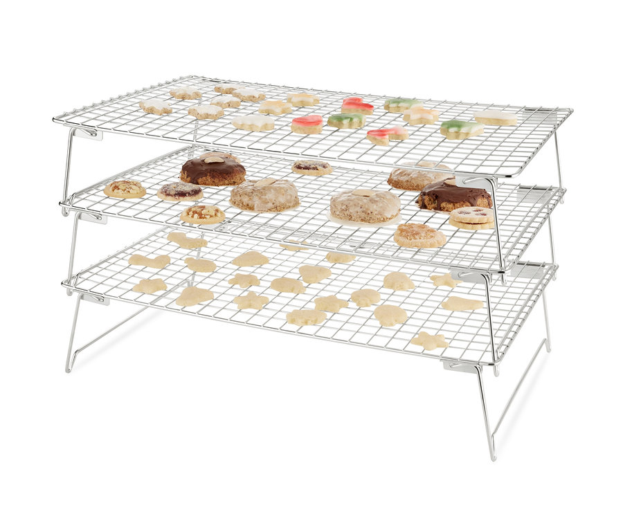 Trzypoziomowa kratka do studzenia z różnymi rodzajami ciasteczek.