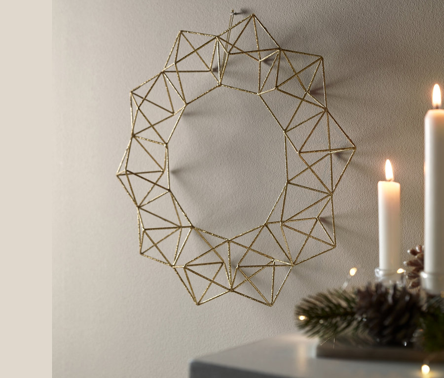 Na ścianie wisi wieniec dekoracyjny.