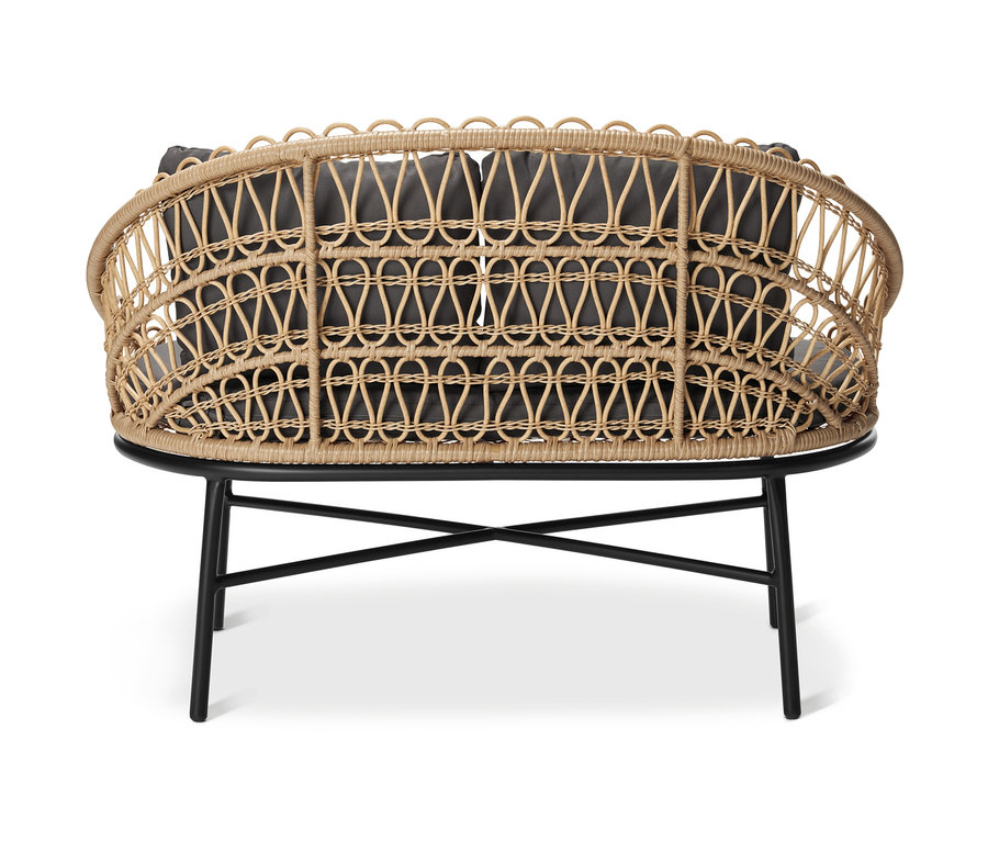 Szczegółowe ujęcie stylowej ławki ogrodowej z plecionką polirattanową i szarymi poduszkami.