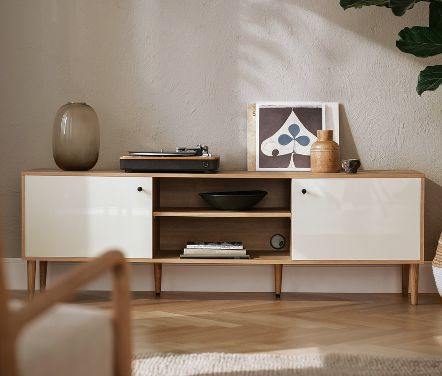 Gramofon bezprzewodowy »Stir It Up« House of Marley stoi na szafce.