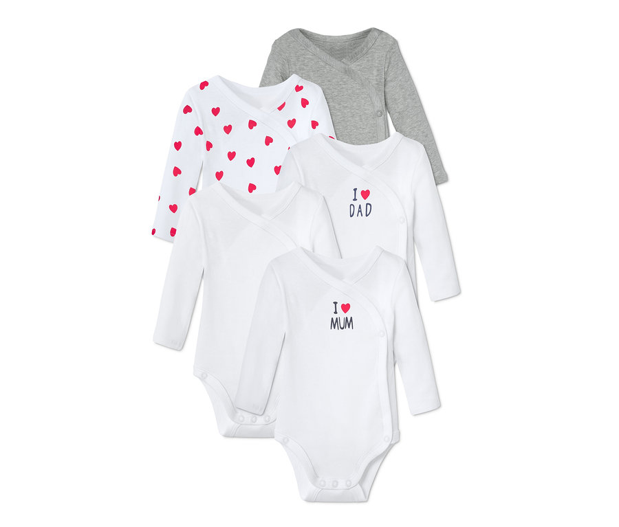 Pięć body z długim rękawem dla niemowląt. Jedno szare, jedno białe w czerwone serca i dwa białe z napisami "I love Dad" i "I love Mum".
