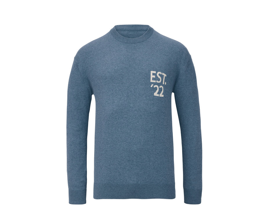 Niebieski sweter z napisem.