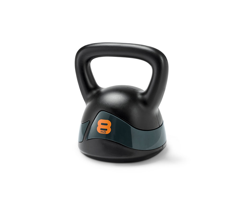 Czarny kettlebell o wadze ok. 8 kg na białym tle.