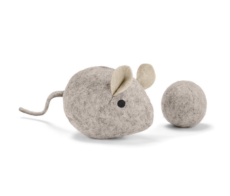 Zestaw zabawek dla kota: Szara myszka z materiału i piłka leżą na białym tle.