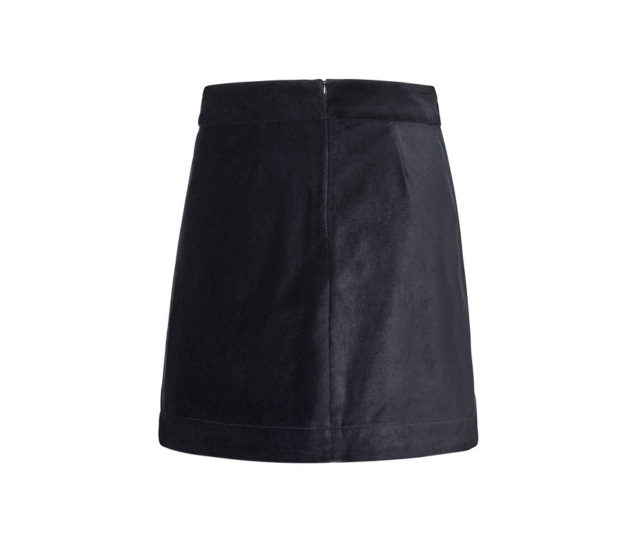 Zbliżenie na spódnicę z aksamitu.