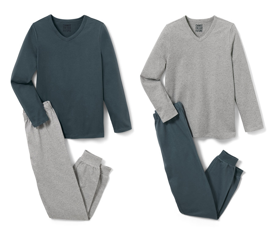 Dwie piżamy dziecięce: jedna ciemnoniebieska góra z szarymi spodniami i jedna szara góra z ciemnoniebieskimi spodniami.