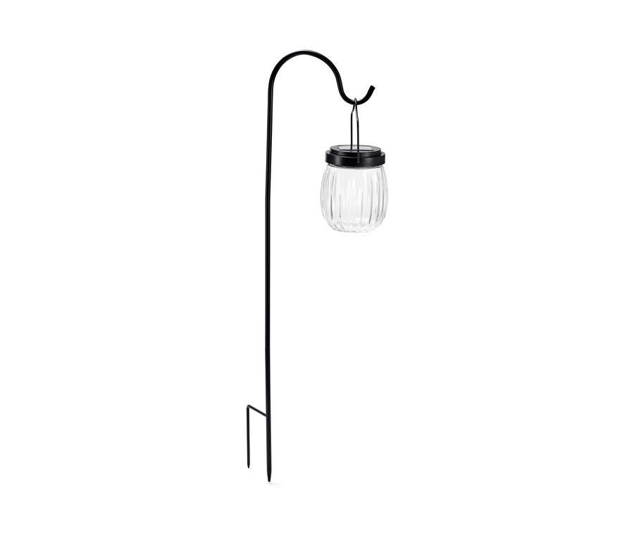 Czarna lampa solarna na stelażu z przezroczystym, żebrowanym kloszem zwisającym z łuku.