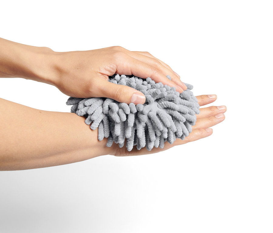 Ręce trzymają szarą kulę-ścierkę osuszającą.