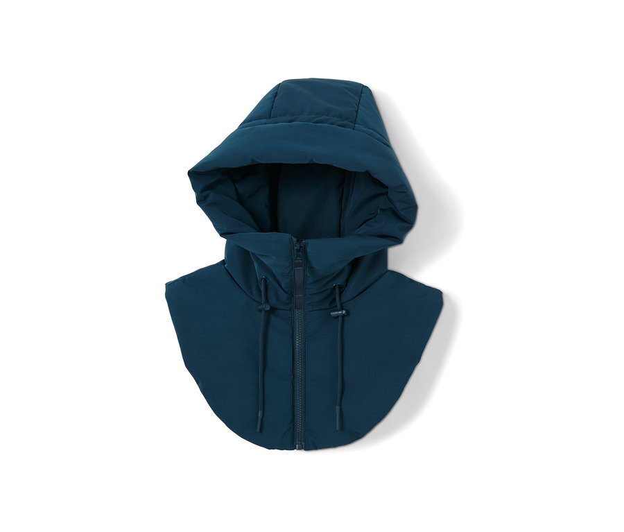 Granatowy, ocieplany kaptur ze stójką na białym tle.