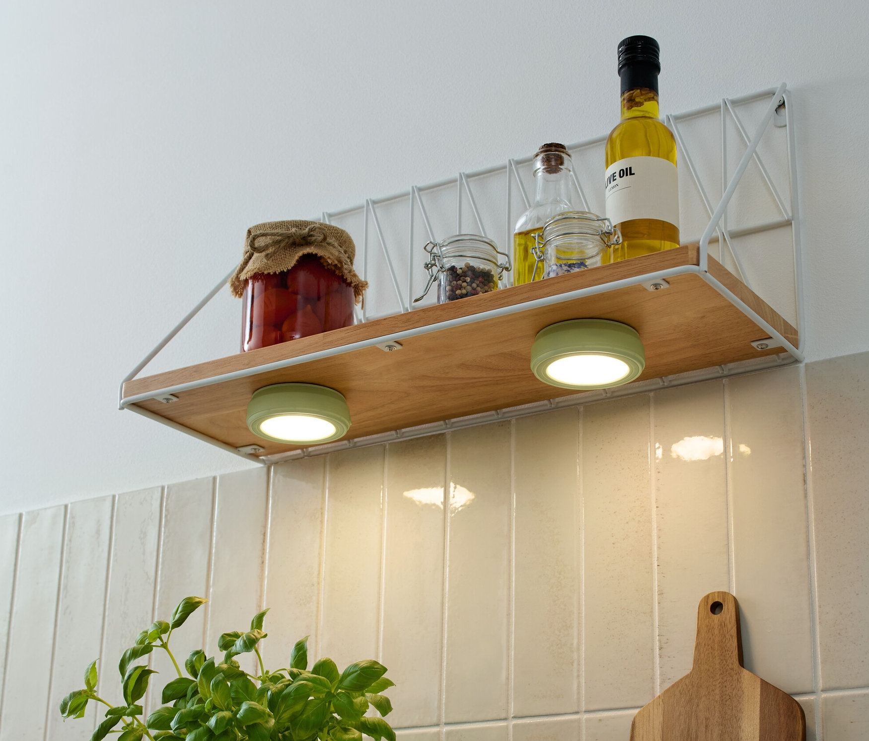 Na półce znajdują się 2 wielofunkcyjne lampki LED, słoiki i oleje.