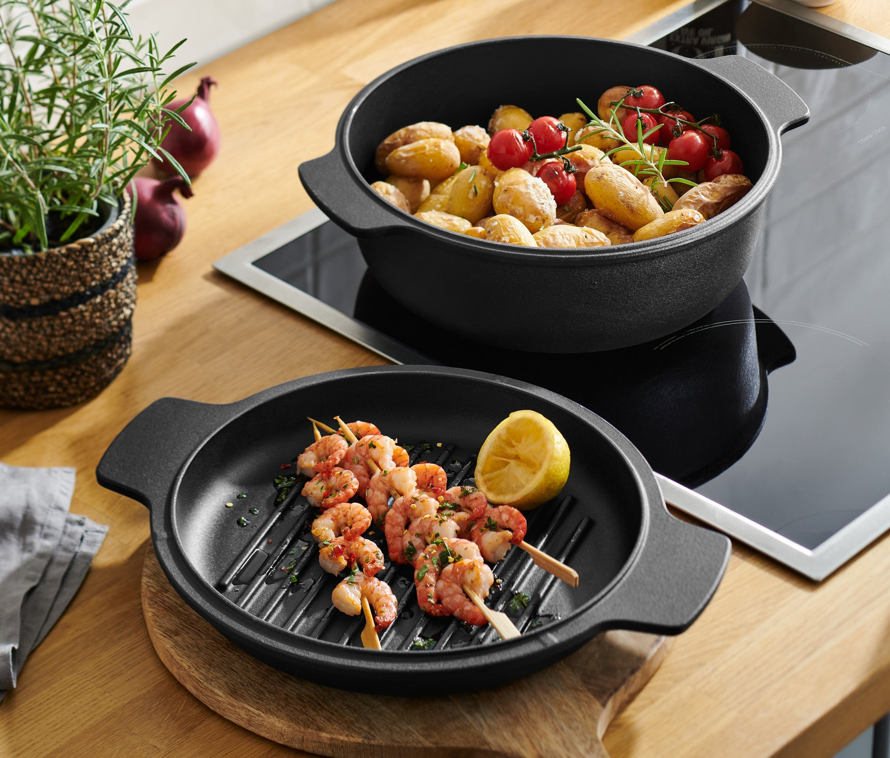 Żeliwna brytfanna i patelnia 2 w 1 z szaszłykami z krewetek i ziemniakami z pomidorkami cherry.