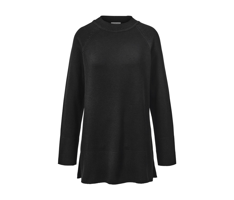 Długi czarny sweter z dzianiny.