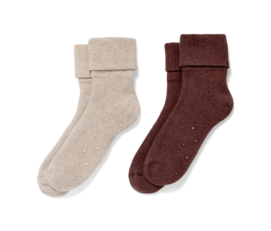 Dwie pary skarpet antypoślizgowych: jedna para beżowa i jedna para brązowa.