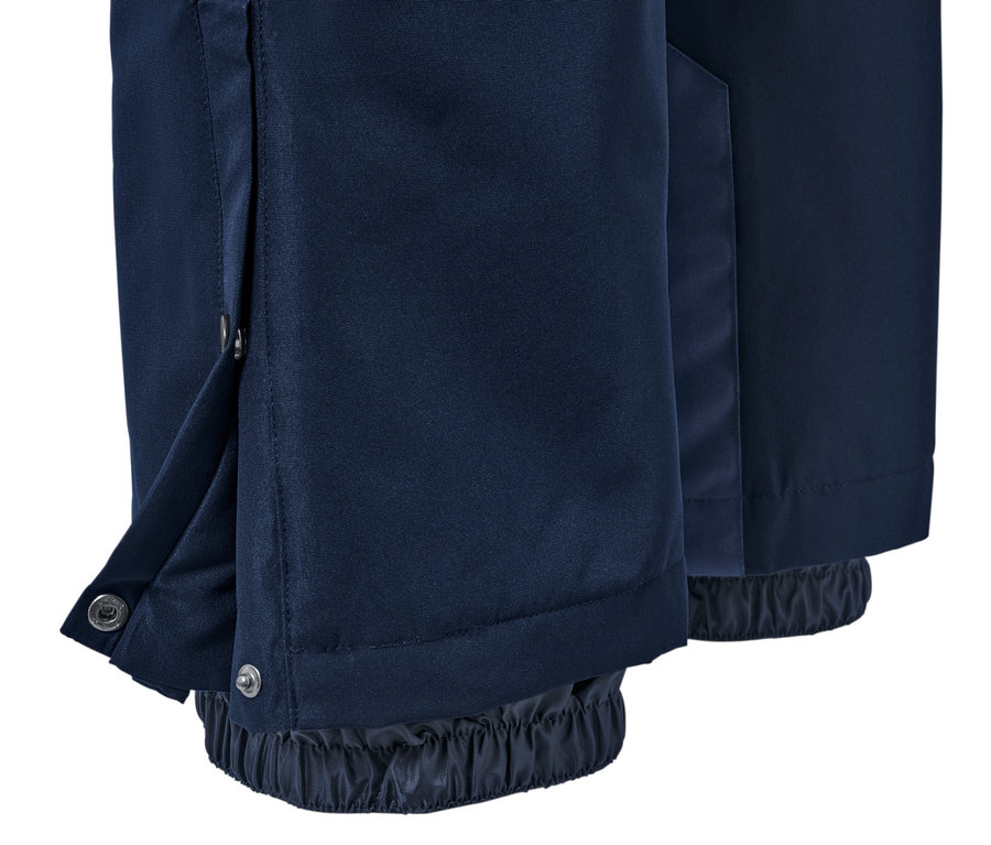 Szczegółowy widok niebieskich spodni narciarskich i snowboardowych.