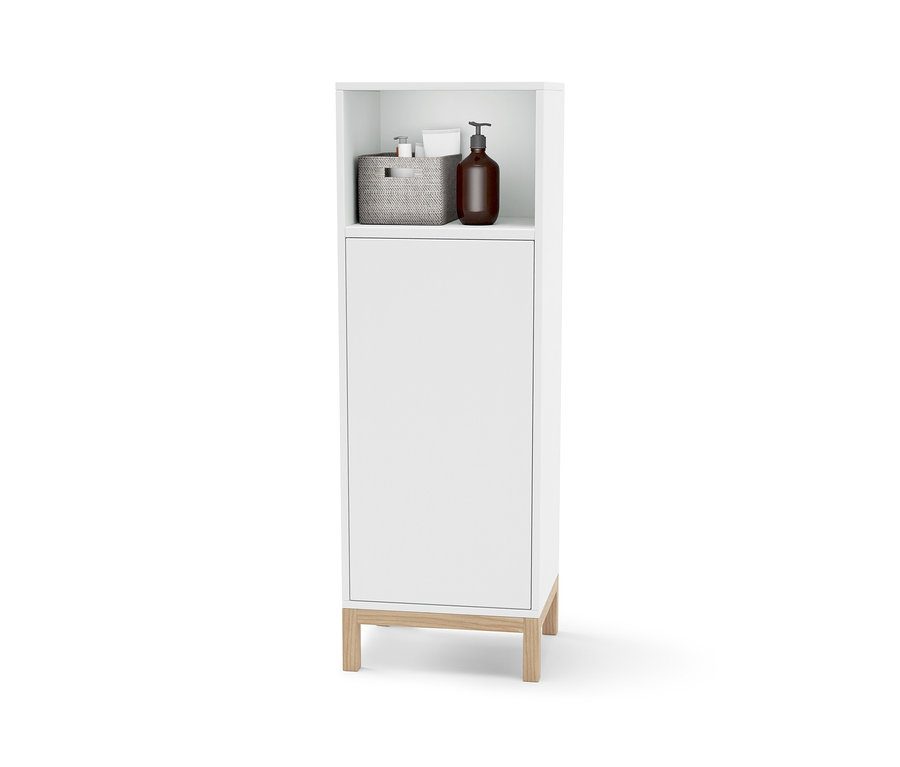 Biała szafka łazienkowa z otwartą górną półką, na której znajduje się kosz i brązowa butelka.