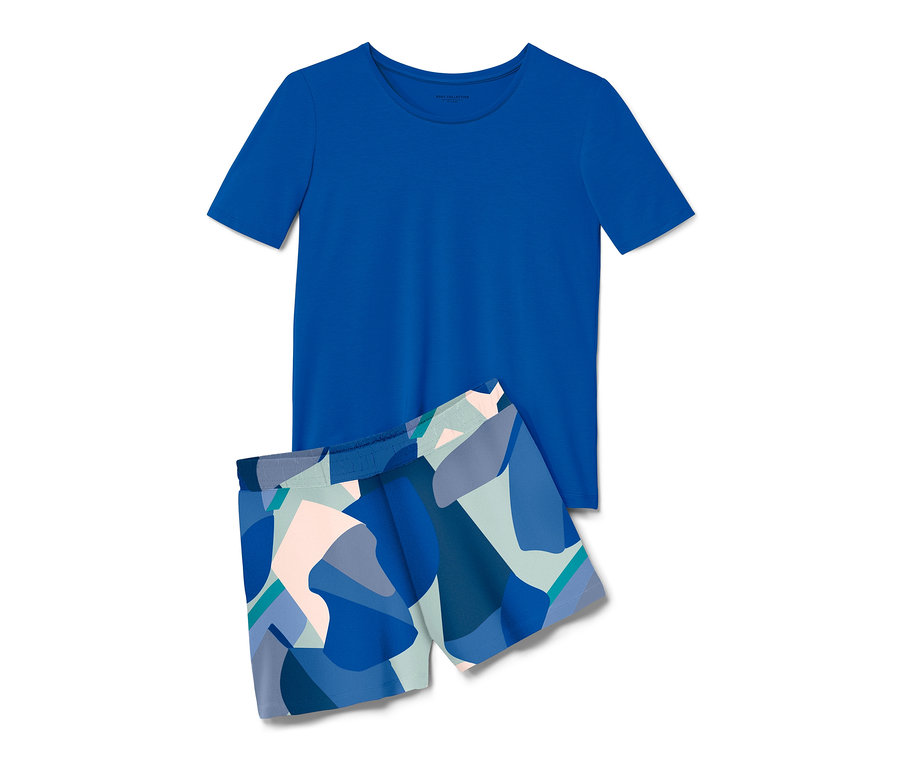 Niebieska piżama z krótkimi spodenkami, składająca się z bluzki z krótkim rękawem i wzorzystych szortów.