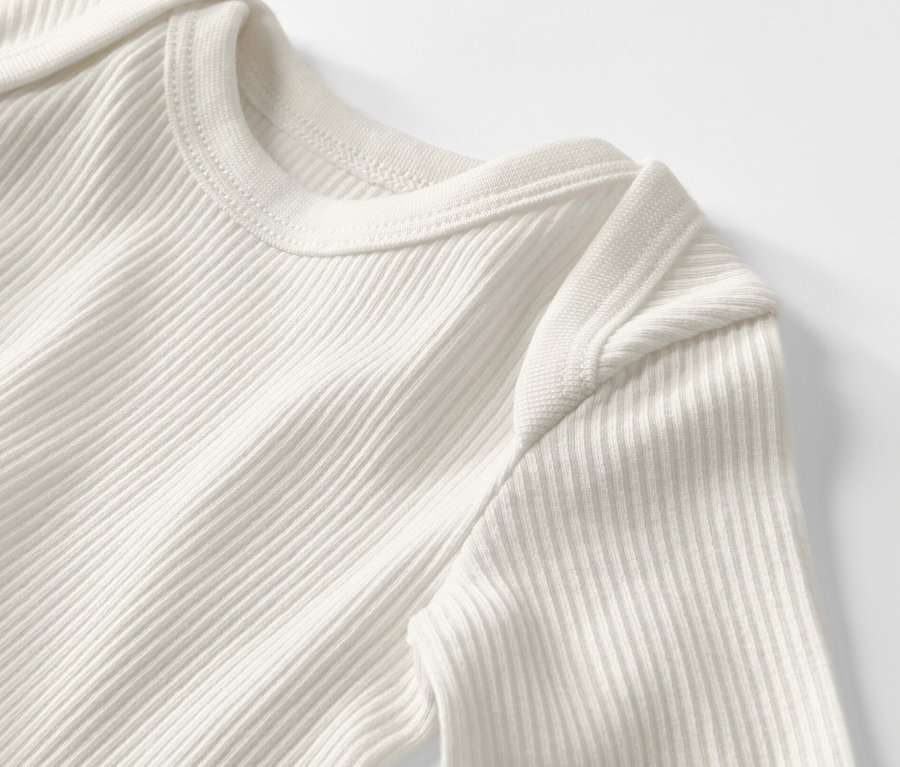 Zbliżenie na body z długim rękawem.