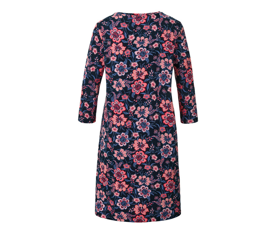 Szczegółowy widok koszuli nocnej z granatowym, kwiatowym wzorem.