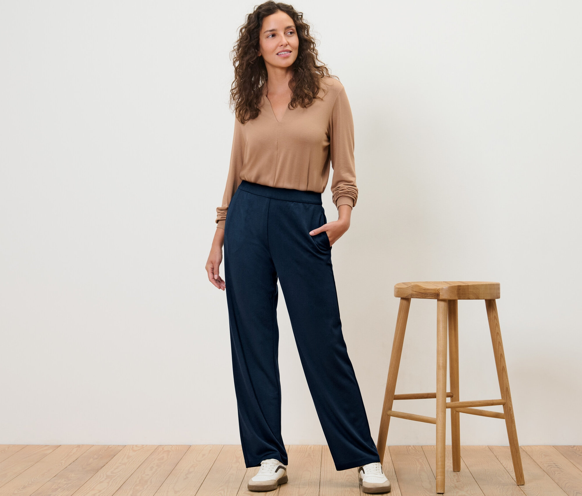 Kobieta pozuje w wygodnych spodniach z dżerseju.