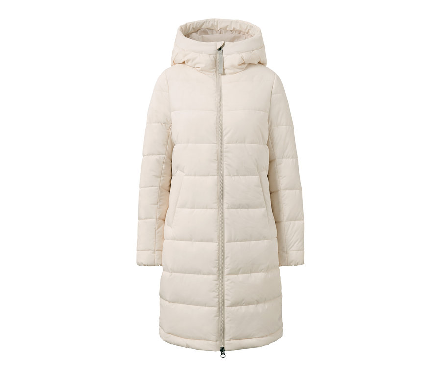 Beżowy płaszcz pikowany z kapturem i zamkiem błyskawicznym.
