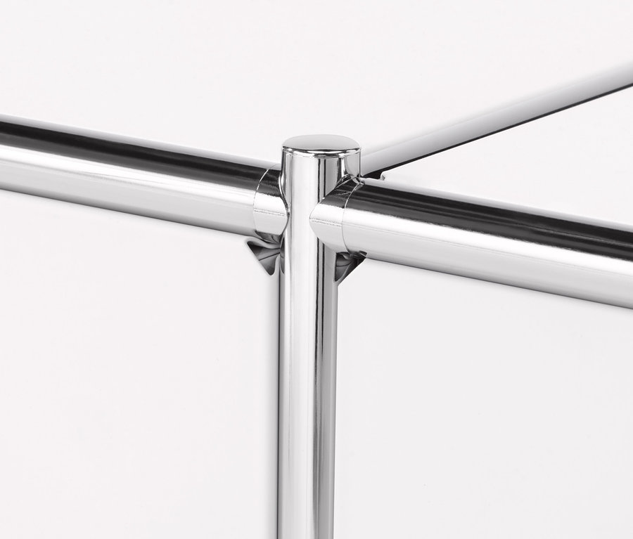 Zbliżenie na chromowane rurki regału »CN3«.