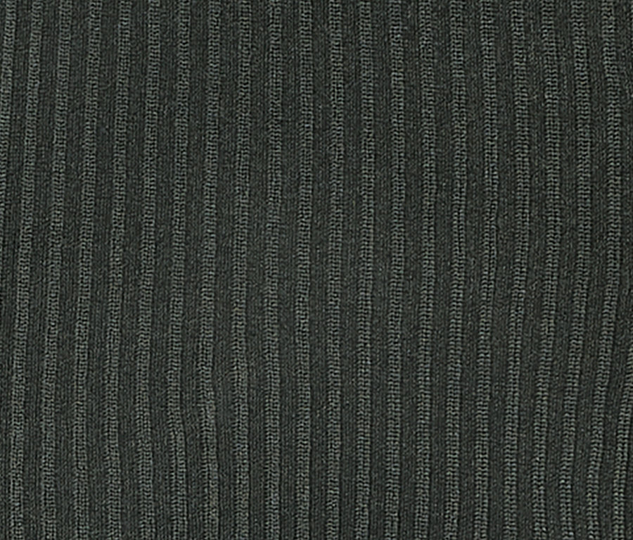 Zbliżenie na prążkowane legginsy termoaktywne.