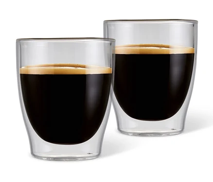 Dwie szklanki o podwójnych ściankach do espresso wypełnione kawą.