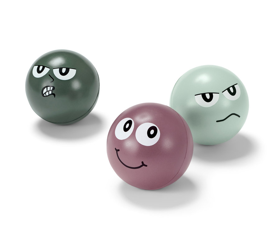 Trzy piłki antystresowe z twarzami. Jedna jest zielona ze złym wyrazem twarzy, druga fioletowa z uśmiechniętym wyrazem twarzy, a trzecia jasnozielona z niezadowolonym wyrazem twarzy.