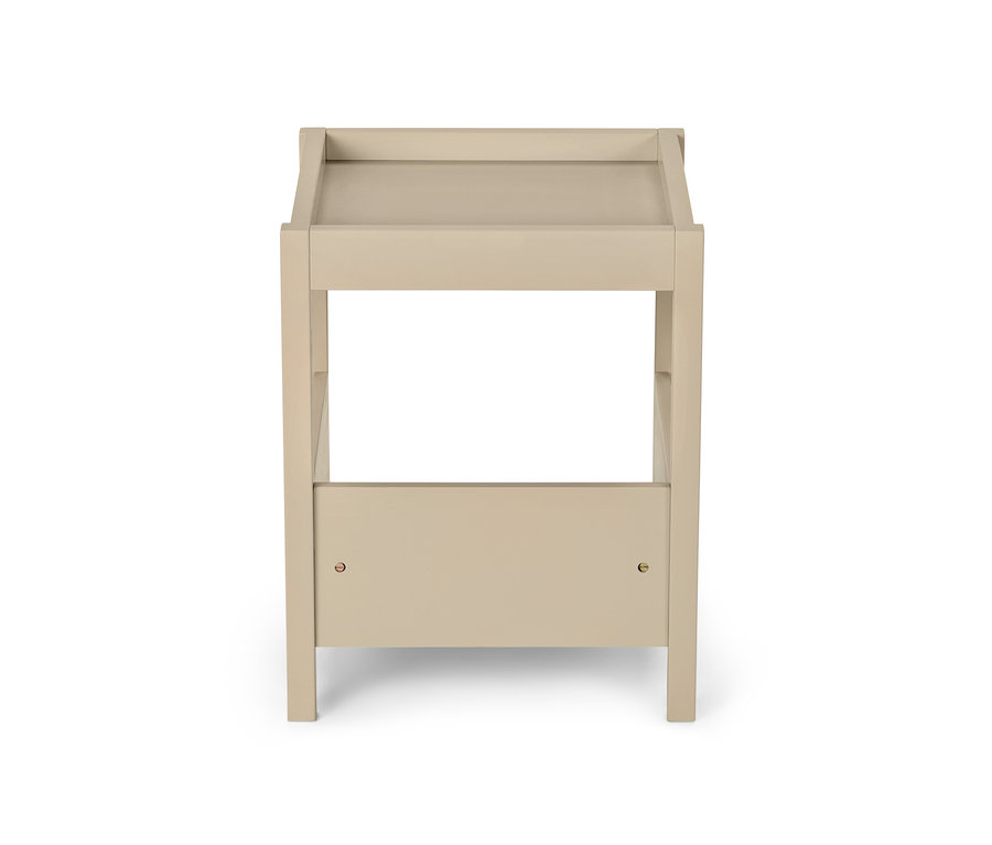 Beżowy stolik pomocniczy na białym tle.