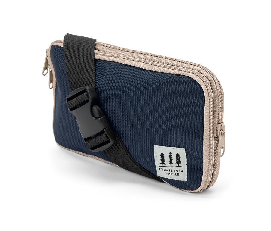 Niebieska etui wielofunkcyjne z czarnym paskiem i beżowymi zamkami błyskawicznymi.