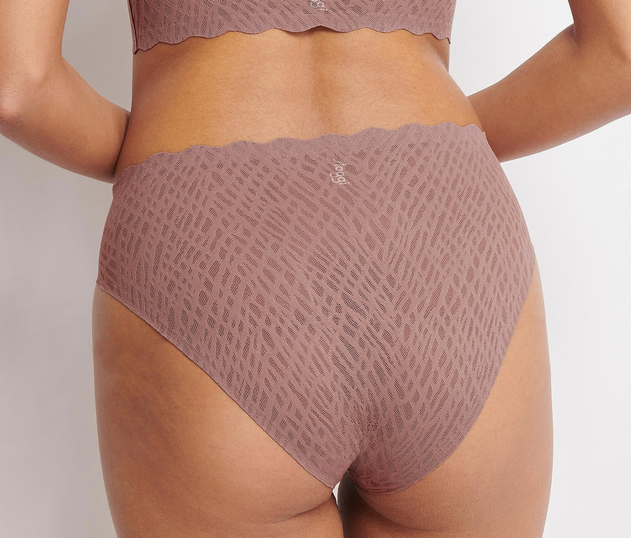 Zbliżenie z tyłu na kobietę ubraną w figi high leg sloggi ZERO Feel Bliss, cacao i biustonosz w tym samym kolorze.