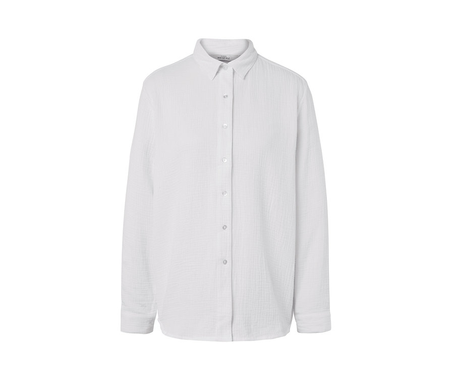 Biała muślinowa bluzka z długimi rękawami i guzikami.