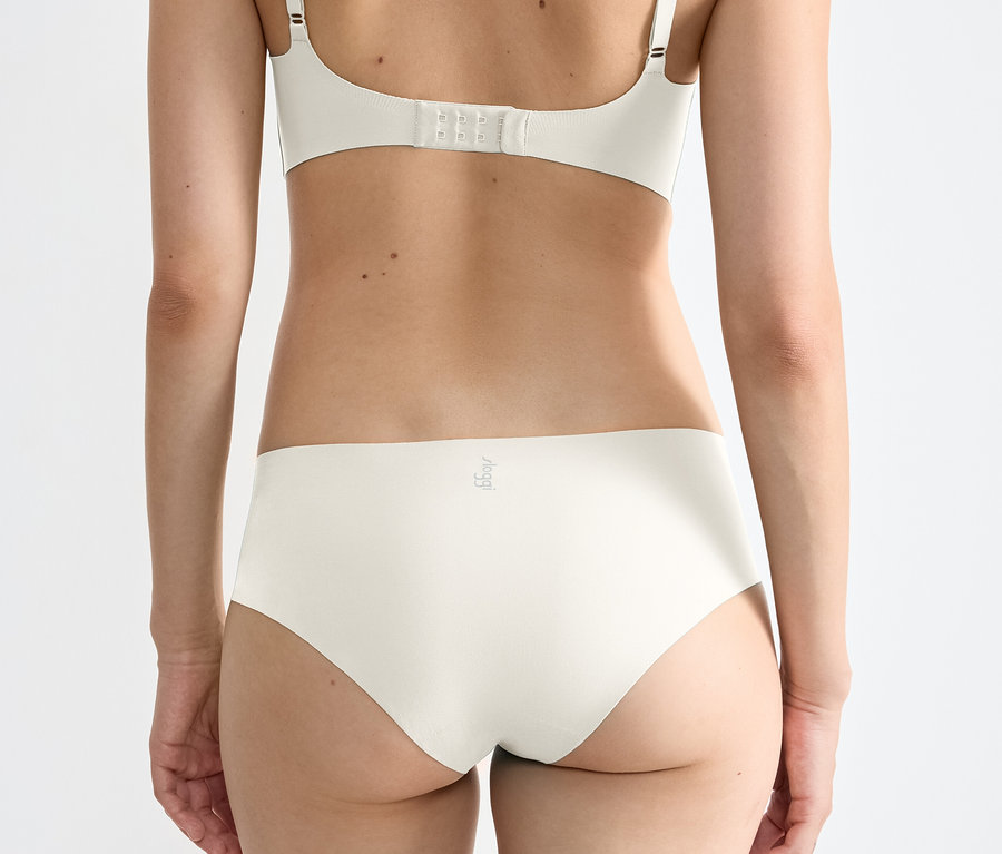 Widok z tyłu kobiety ubranej w hipstery sloggi ZERO Feel 2.0 w jedwabistym kolorze białym.