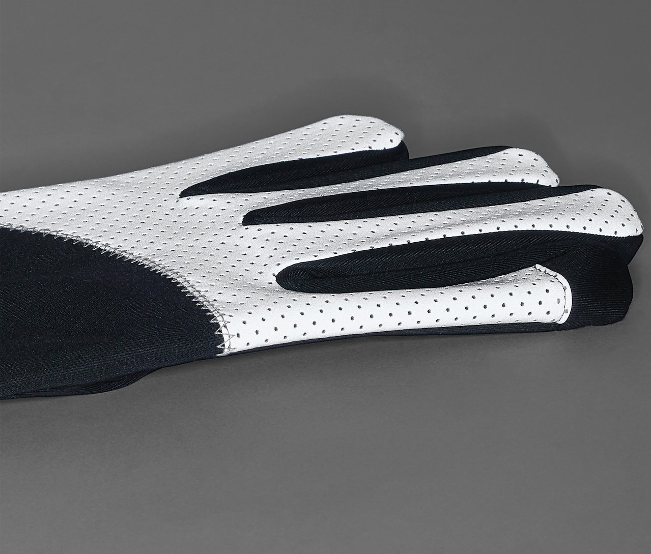 Szczegółowe ujęcie pary rękawic Windprotection-Handschuhe.